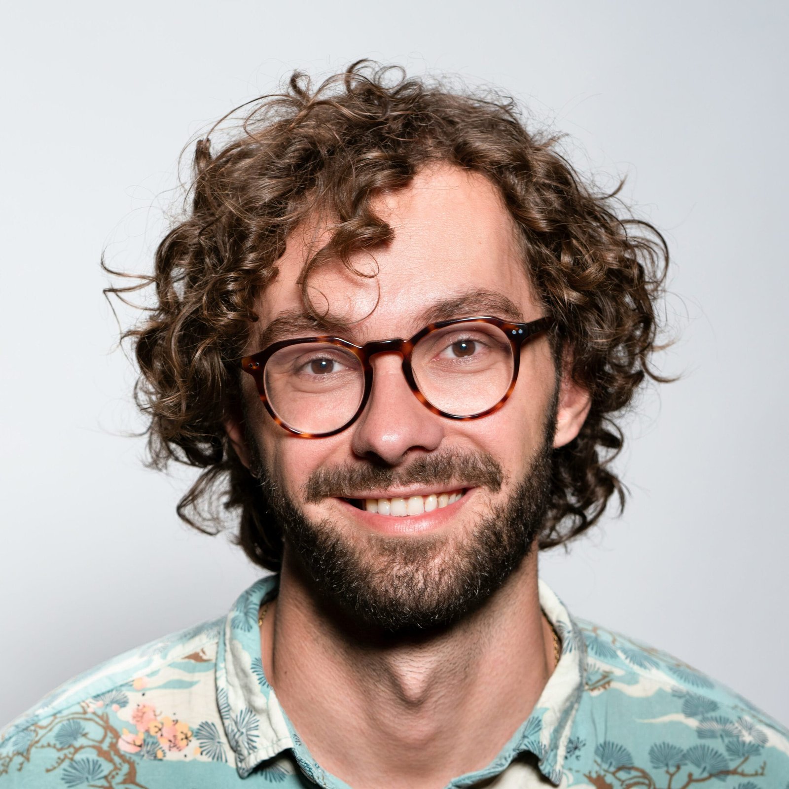 Portrait Mann mit Brille – Kiwiness Kundenfeedback