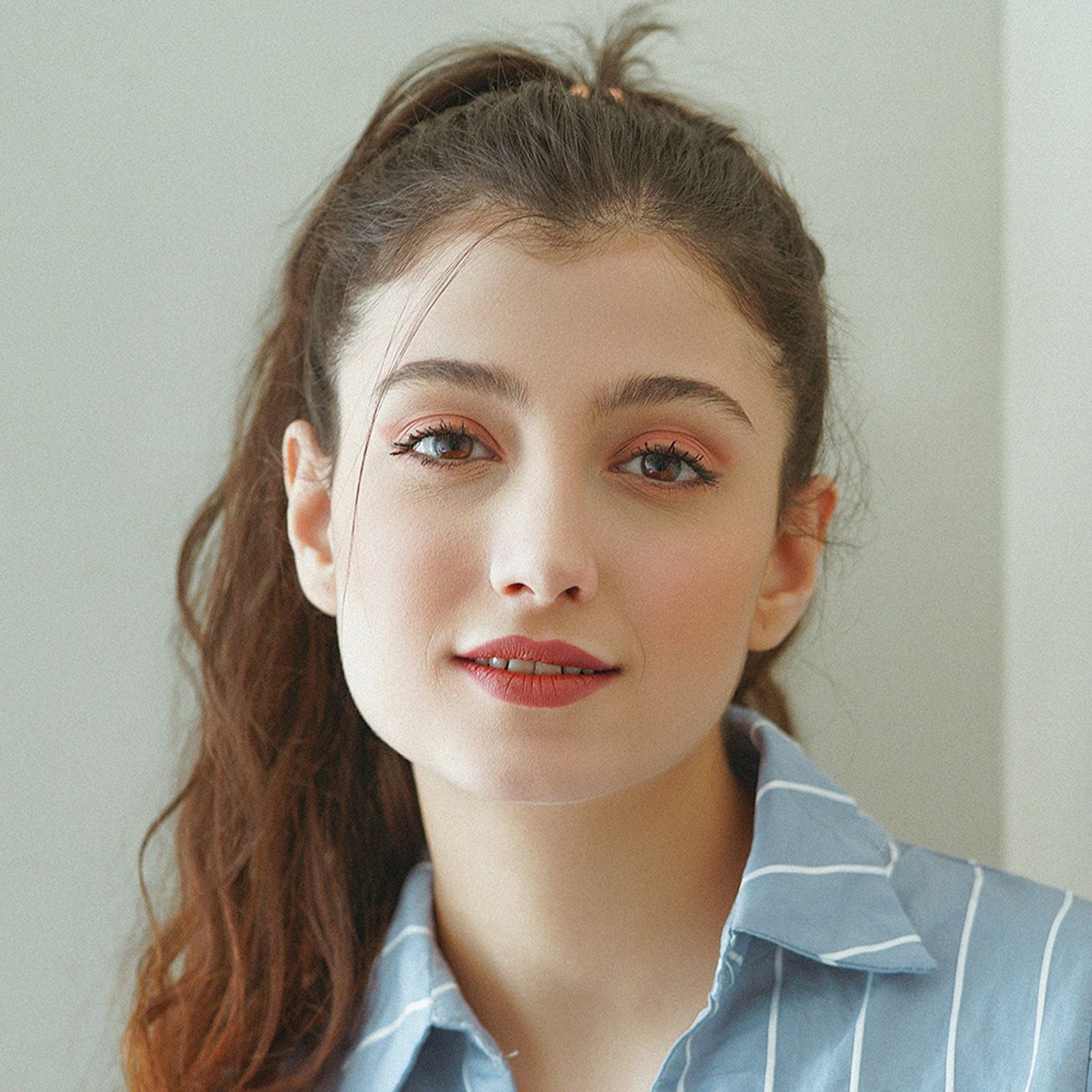 Portrait Frau im blauen Hemd – Kiwiness Feedback