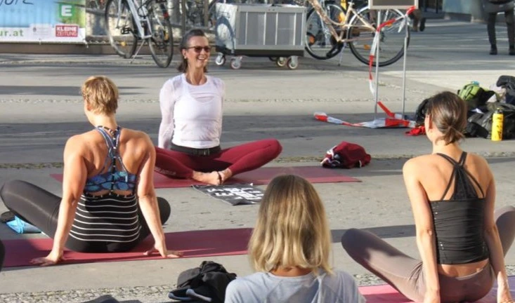 Outdoor Yoga Training mit Kiwiness – Entspannung & Bewegung
